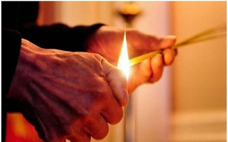 Nên tránh cúng quá sớm hoặc quá muộn, thường chọn khung giờ thoải mái và phù hợp nhất cho gia đình