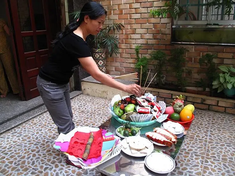 Bạn có thể cúng Rằm tháng 8 trong nhà hoặc ngoài trời, tùy theo truyền thống của từng vùng hoặc phong tục gia đình