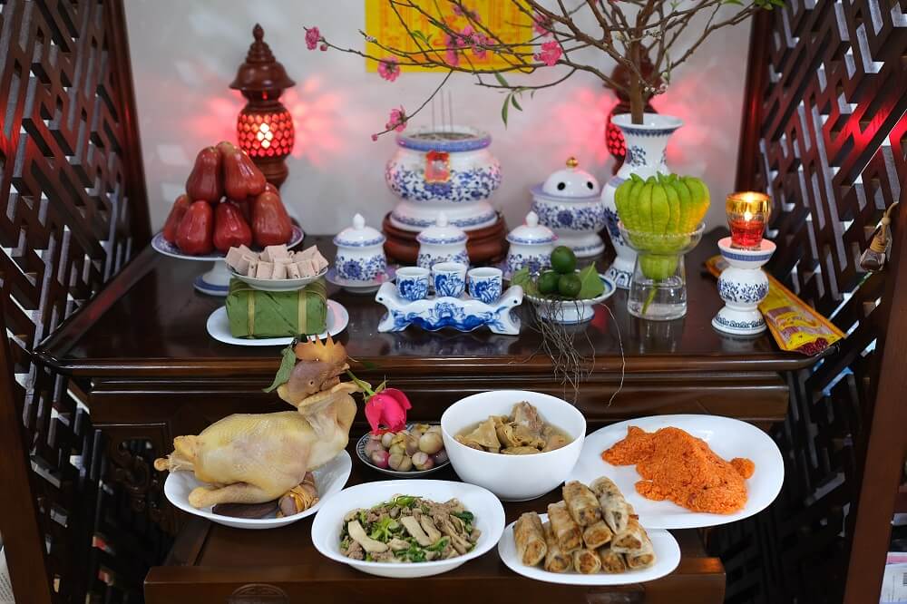 Vào ngày 23 tháng Chạp, họ sẽ chuẩn bị một mâm cỗ để cúng tại bàn thờ trong bếp và một mâm cỗ khác trên bàn thờ chính