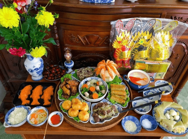 Mâm cúng ông Công, ông Táo đơn giản, nhưng lại cần thể hiện sự trang trọng và chu đáo, phản ánh lòng thành kính của gia chủ trước bàn thờ các vị thần cai quản đất đai và bếp núc