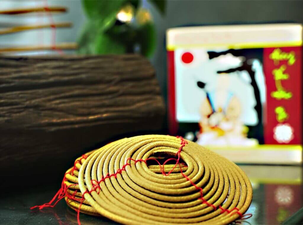 Nhang vòng, còn gọi là nhang khoanh, được chế tạo từ bột gỗ kết hợp với các thảo mộc thiên nhiên như vỏ quế, trầm hương, và được kết dính bằng nhựa cây bời lời