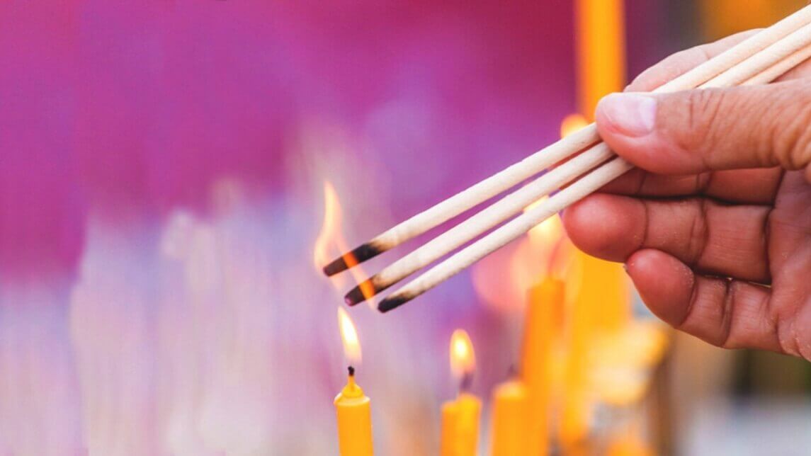 Hướng Dẫn Thắp Nhang Hương Đúng Cách: Thứ Tự Thắp Nhang Bàn Thờ Như Thế Nào? | Cửa Hàng Mỹ Keo 1