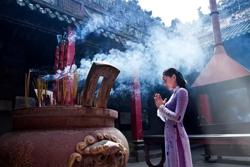 Nên chọn những nén nhang thẳng và khi thắp, cố gắng dựng nhang đứng thẳng, không để nghiêng hoặc xiêu vẹo
