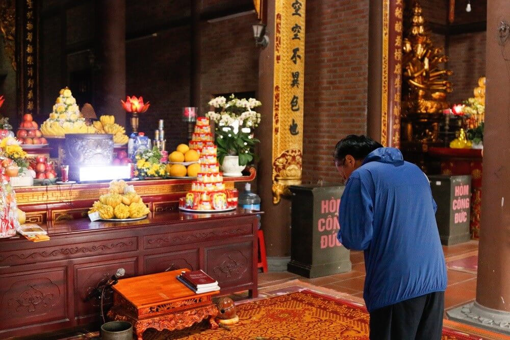 Theo phong tục dân gian, việc thắp nhang nên thực hiện với số lượng nén nhang là số lẻ như 1, 3, 5,...