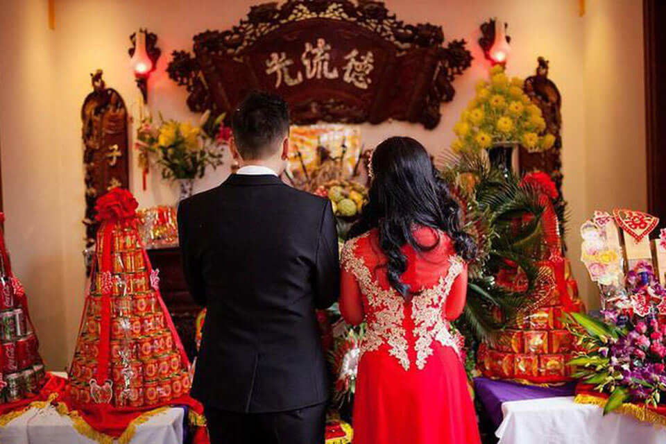 Khi thời khắc thuận lợi đã đến, người chủ hôn đại diện cho nhà gái sẽ mở bao và lấy hai ngọn đèn ra, chính thức công bố việc thực hiện lễ lên đèn trong đám cưới