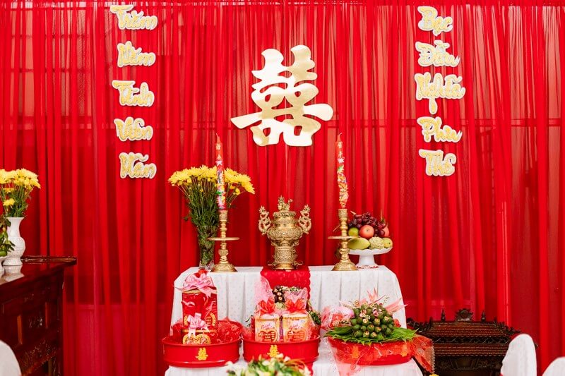 Đại diện của nhà gái cùng với cô dâu và chú rể là những người trực tiếp thực hiện nghi thức lễ lên đèn trên bàn thờ gia tiên của nhà gái