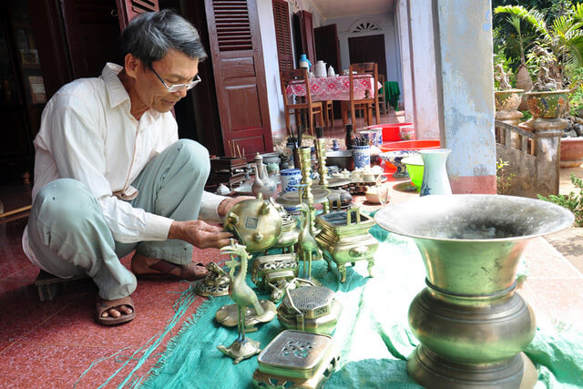Nên để các vật phẩm này riêng lẻ để tránh nhầm lẫn, và nhớ lau bụi sạch sẽ trước khi đặt lại lên bàn thờ