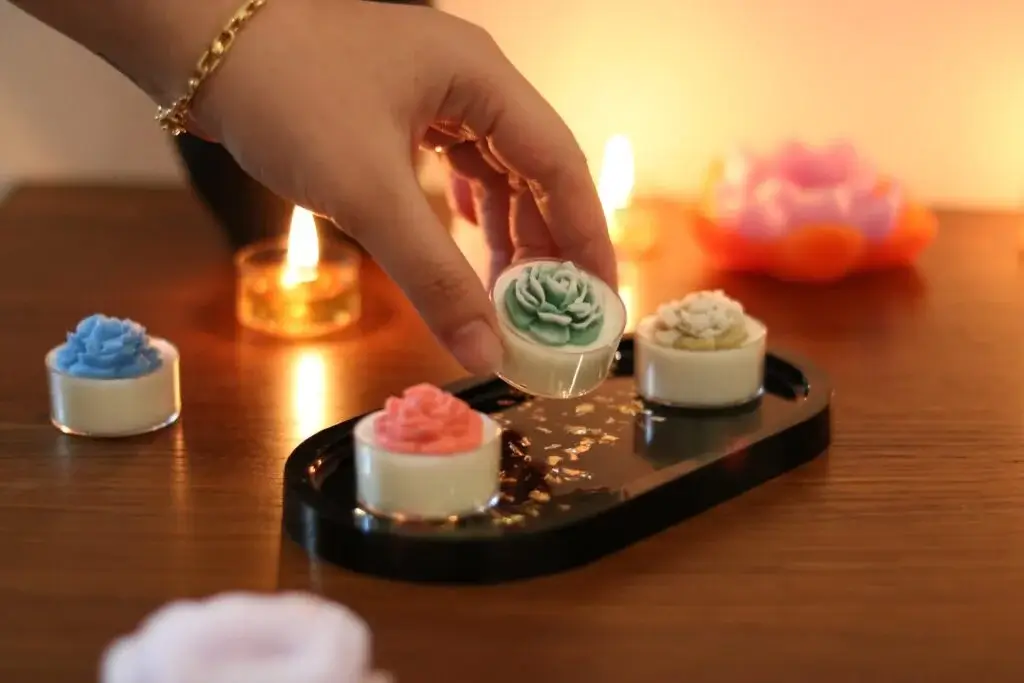 Ánh sáng lung linh tuyệt vời từ nến Tealight có khả năng làm tăng vẻ ấm cúng và sang trọng cho bất kỳ không gian nào