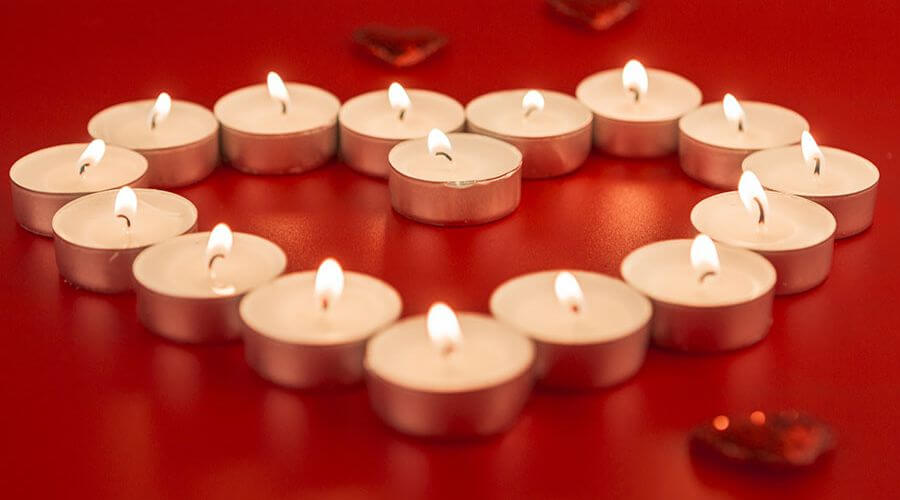 Nhờ vào thiết kế đặc biệt của mình, nến Tealight có khả năng giữ thăng bằng ổn định trên mọi bề mặt