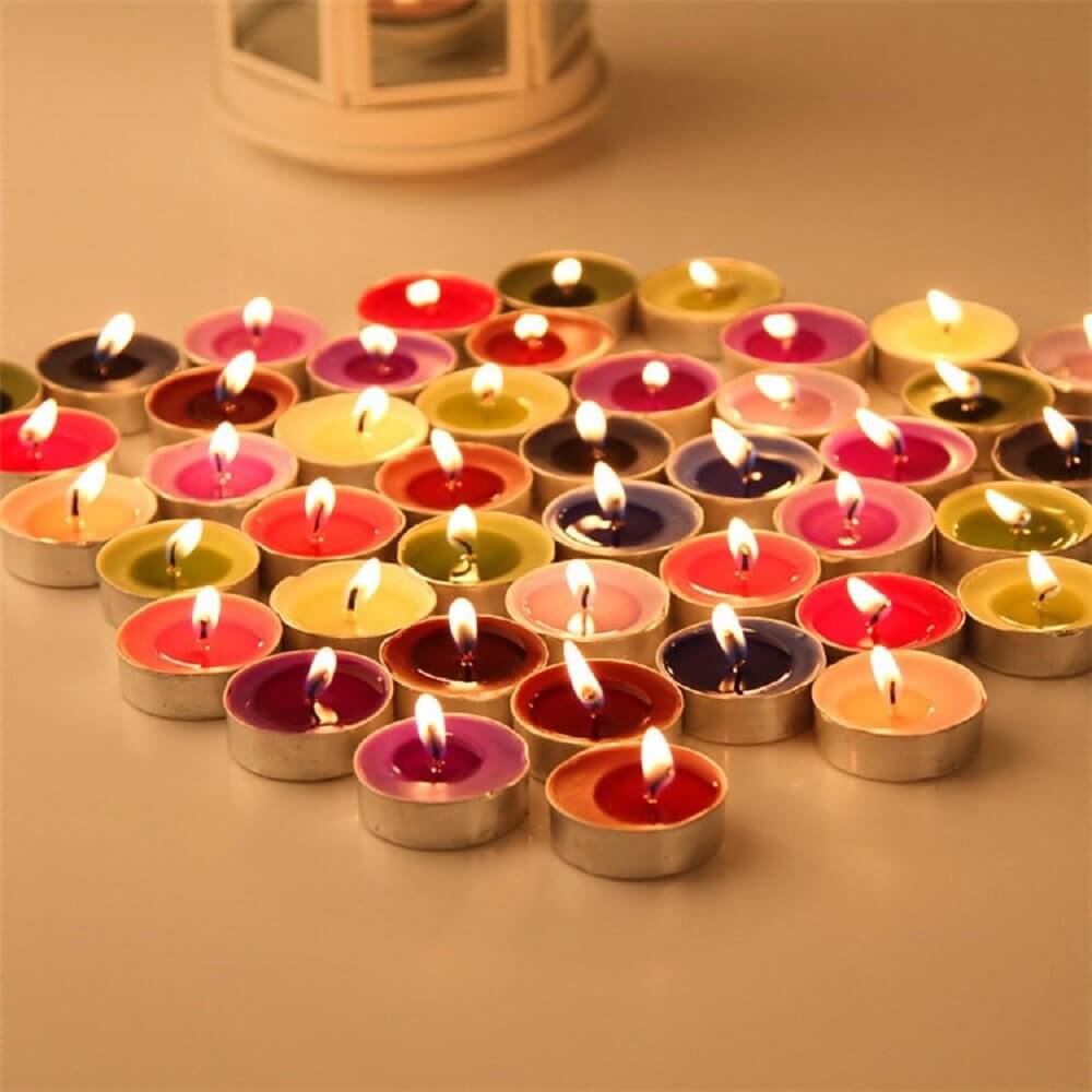 Nến Tealight là một loại nến nhỏ được bọc trong một lớp cốc nhựa, nhôm hoặc kim loại mỏng, giúp sáp nến có thể tan chảy hoàn toàn và phát tán hương thơm trong không khí