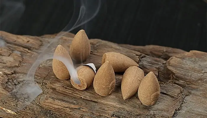 Về mặt phong thủy, nhang trầm nụ không chỉ giúp cải thiện vận khí cho gia chủ mà còn thúc đẩy mọi việc trở nên suôn sẻ và thuận lợi