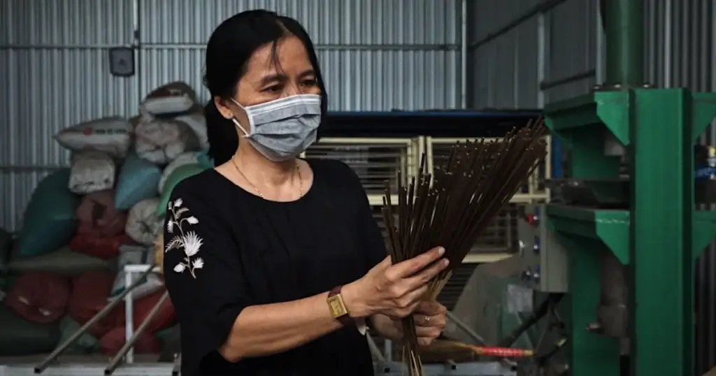 Do lá quao không chứa tinh dầu và khó cháy, nên nhang này được kết hợp với các thảo dược khác chứa tinh dầu, như vỏ quýt, vỏ cây bưởi lời, để tạo nên sản phẩm. Thân của nhang được làm từ tre, không nhuộm phẩm màu