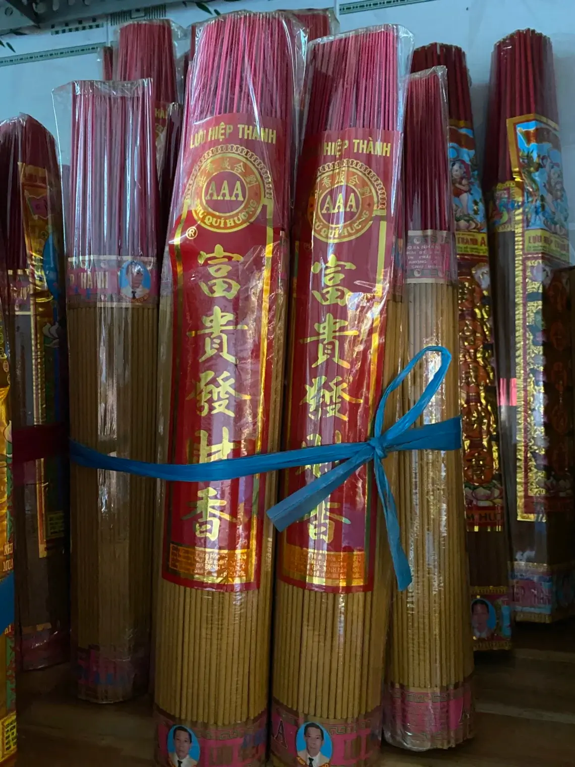 Nhang Lưu Hiệp Thành AAA được yêu thích đặc biệt vì không tạo ra mùi khó chịu như một số loại nhang khác