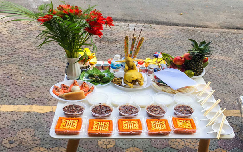 Trong bất kỳ nghi lễ cúng bái nào của người Việt, nhang (hương), nến (đèn cầy), hương hoa và trầu cau đều đóng vai trò thiết yếu