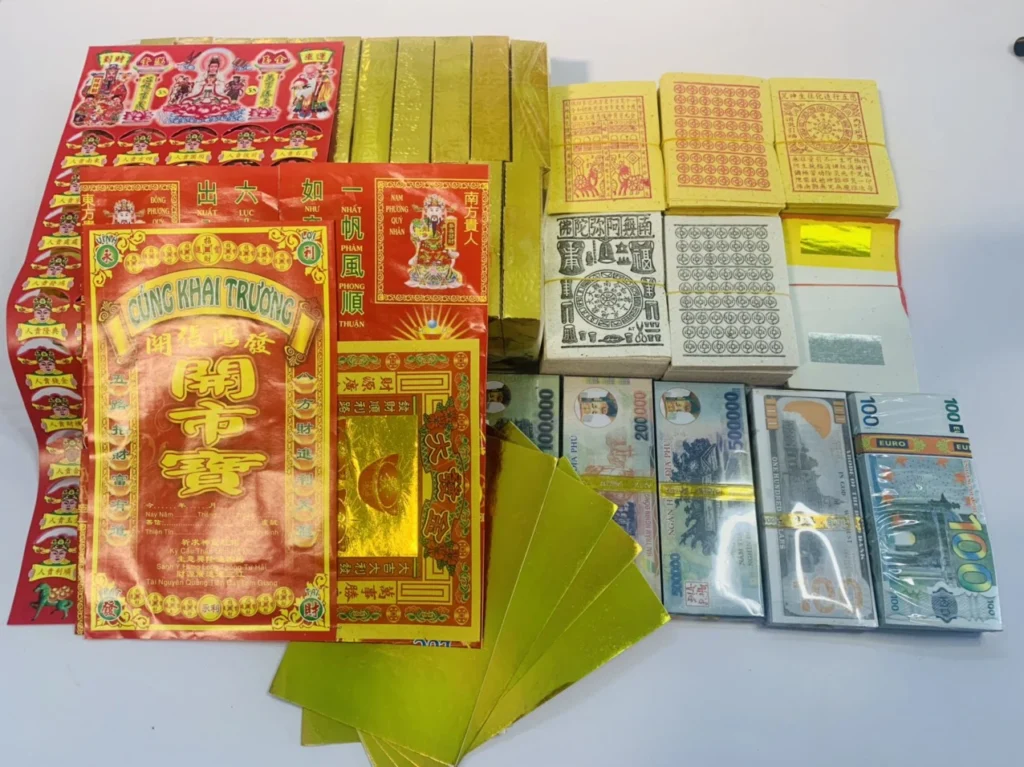 Để bày tỏ lòng kính trọng và tri ân đối với người đã khuất, người thân thường thực hiện nghi lễ đốt tiền vàng mã, nhằm cầu phúc cho họ ở cõi âm
