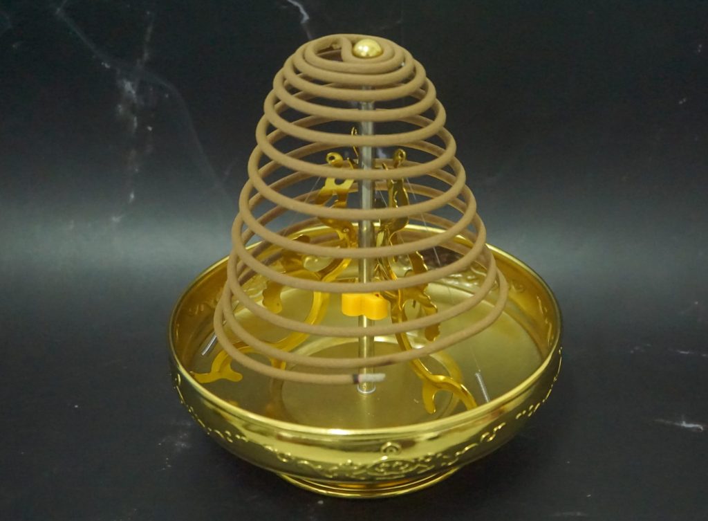 Trong văn hóa tâm linh của người Việt, nhang hương là những que bột cháy thơm luôn đóng vai trò quan trọng nhất trong các nghi lễ cầu cúng theo truyền thống dân tộc