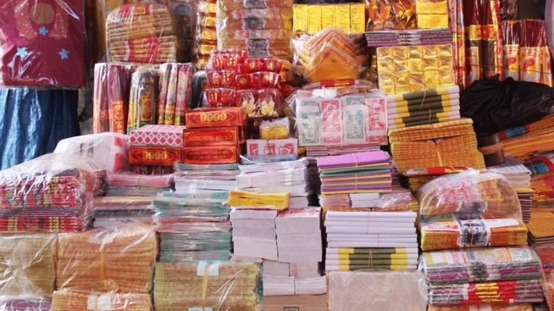 Giấy dùng để chế tác vàng mã thường là loại giấy bồi hoặc giấy thủ công, không giống như các loại giấy công nghiệp in ấn hiện đại, nhằm bảo tồn văn hóa truyền thống và tiết kiệm chi phí