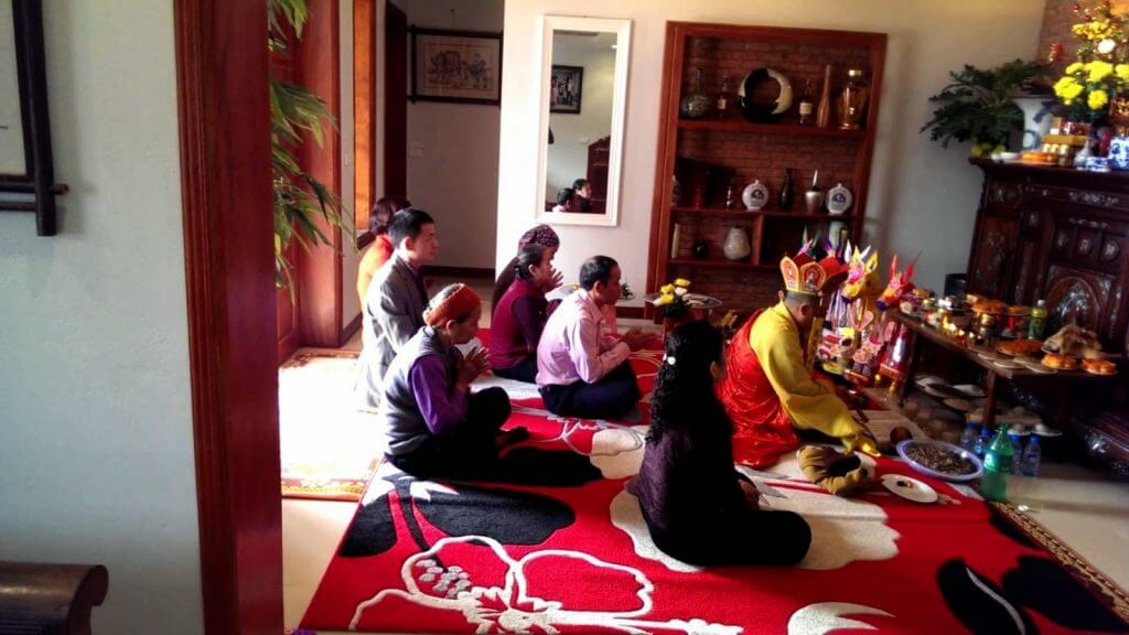 Khi gia đình chuyển đến một nơi ở mới, tổ chức lễ nhập trạch không chỉ đơn thuần là thông báo mà còn thể hiện sự kính trọng và xin phép các thần linh và thổ địa của khu vực