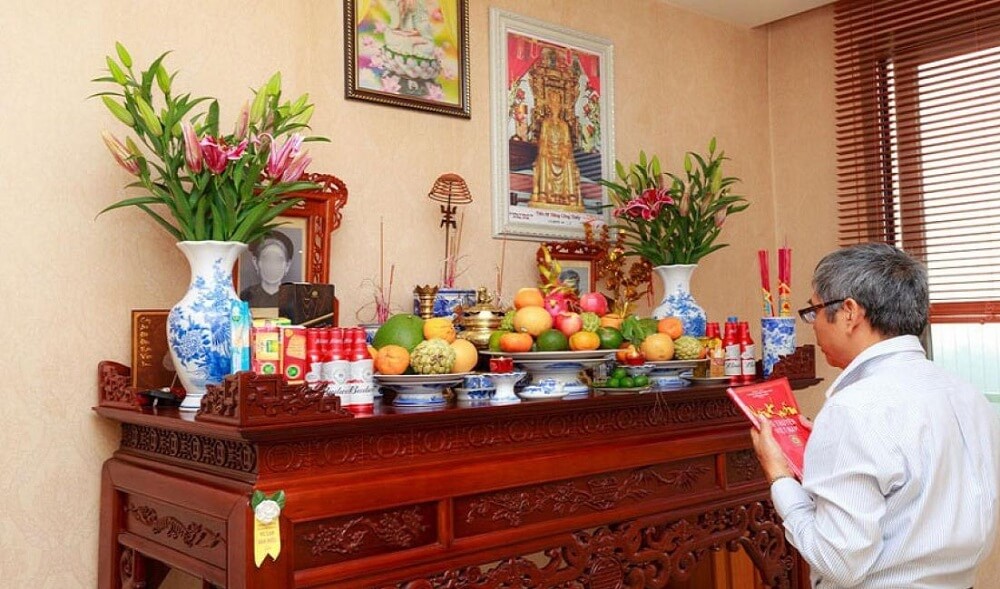 Theo truyền thống của người Việt từ xưa đến nay, việc thắp nhang (hương) và đọc văn khấn là một phần không thể thiếu trong các nghi lễ cúng bái, bao gồm cả lễ nhập trạch