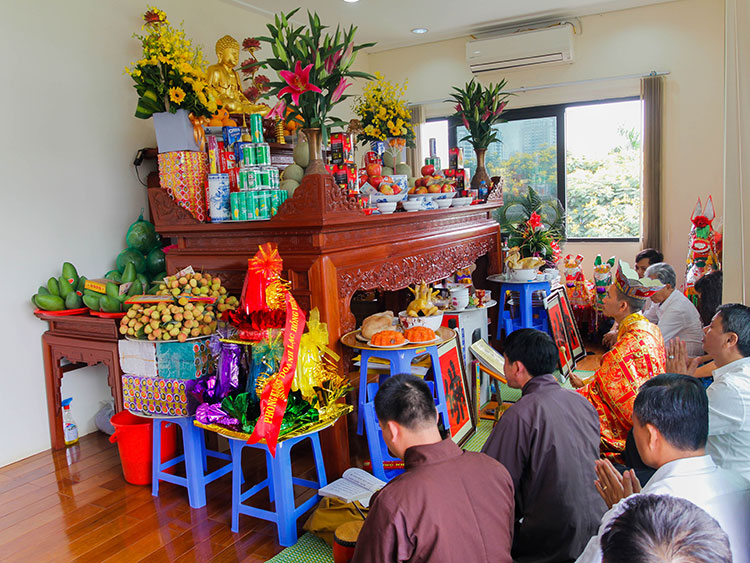 Trước tiên, gia chủ cần thực hiện nghi lễ dâng lễ và thắp hương cho thần tài, thổ địa