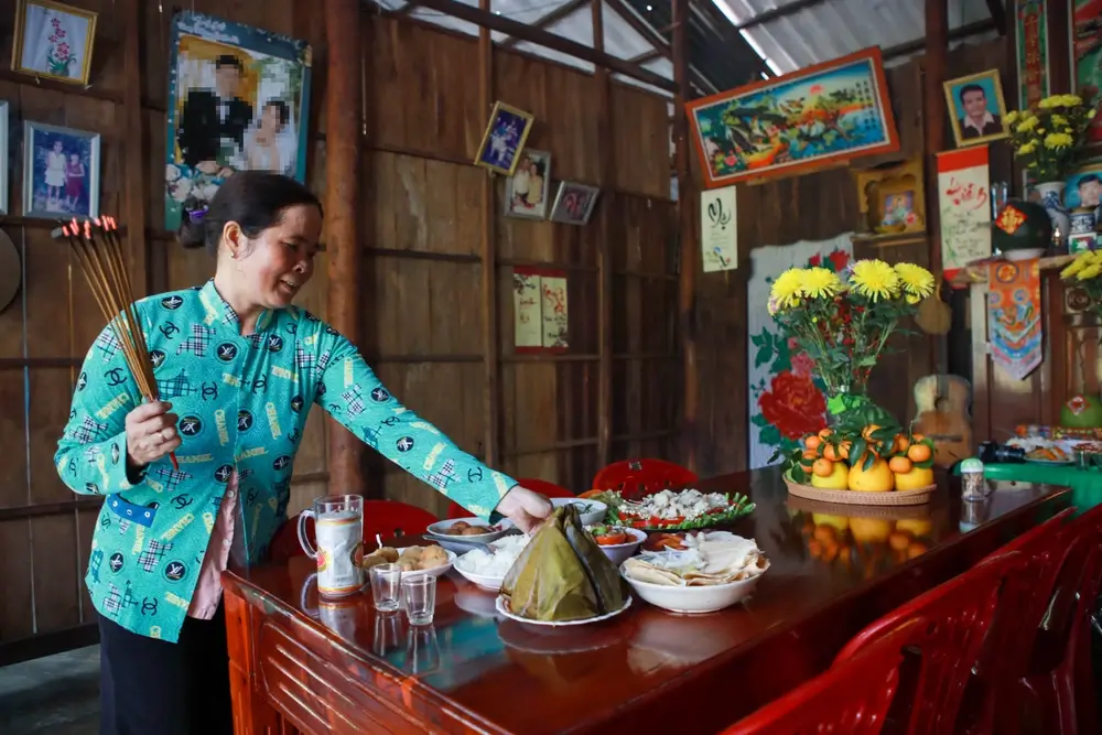 Con cháu chỉ cần chuẩn bị các món ăn cúng rước ông bà và dâng lên bàn thờ gia tiên vào trưa hoặc tối ngày 30 Tết