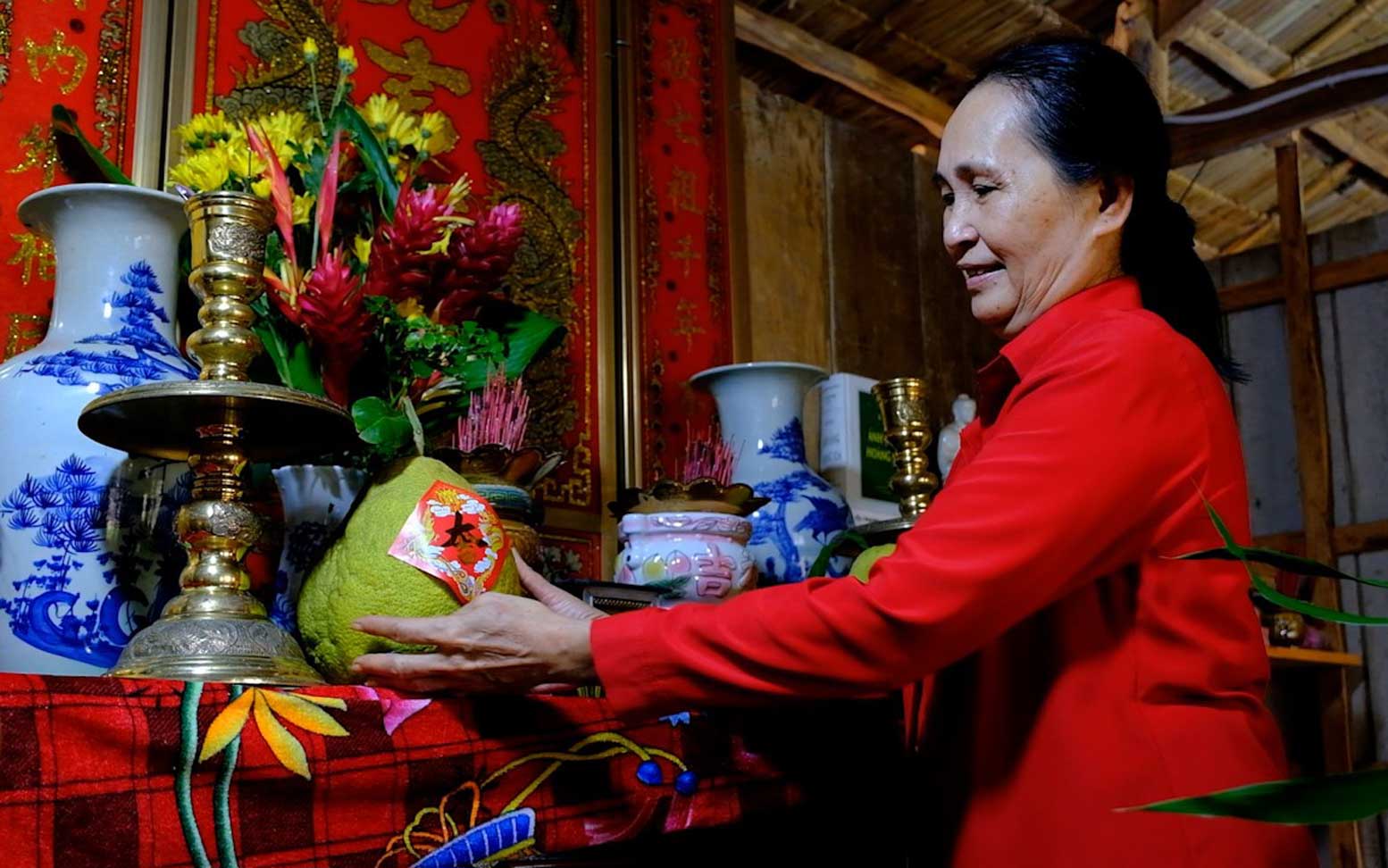 Để thể hiện lòng tôn kính đối với vị thần cũ và mong muốn vị thần mới sẽ phù hộ cho nhân gian, người Việt thường chuẩn bị một mâm cỗ cúng ngoài trời, hy vọng rằng thần sẽ nhìn thấy tấm lòng chân thành của họ