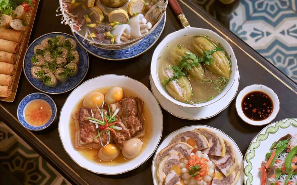 Trong những ngày Tết, không khí sum họp gia đình trở nên đặc biệt, khi mọi người cùng nhau “thỉnh” ông bà về chung vui