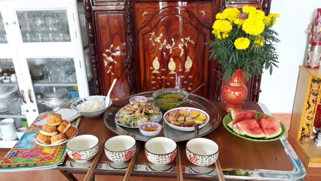 Những hình ảnh như mâm ngũ quả bên cành mai, câu đối đỏ, bức tranh tết, và bánh tét tạo nên không khí ấm cúng cho mỗi gia đình khi xuân về