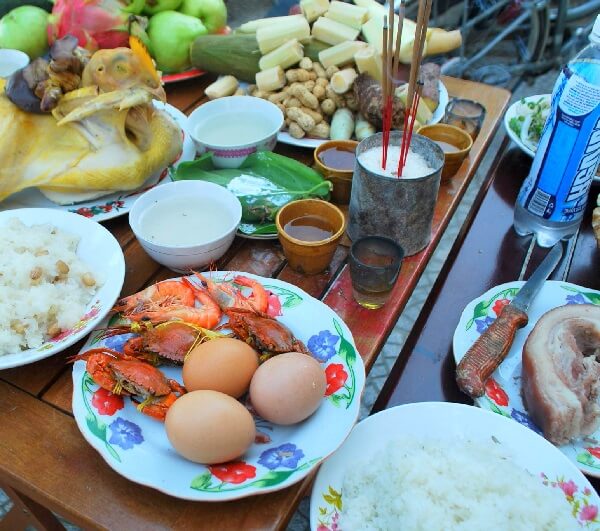 Hiện nay, phần lớn các mâm cúng đất đai trong nhà thường là mâm mặn
