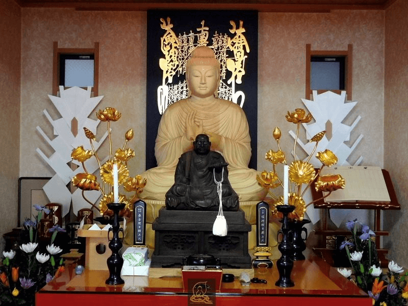 Trong số đó, đèn cầy (nến) thờ đóng vai trò là biểu tượng của yếu tố Hỏa trong phong thủy