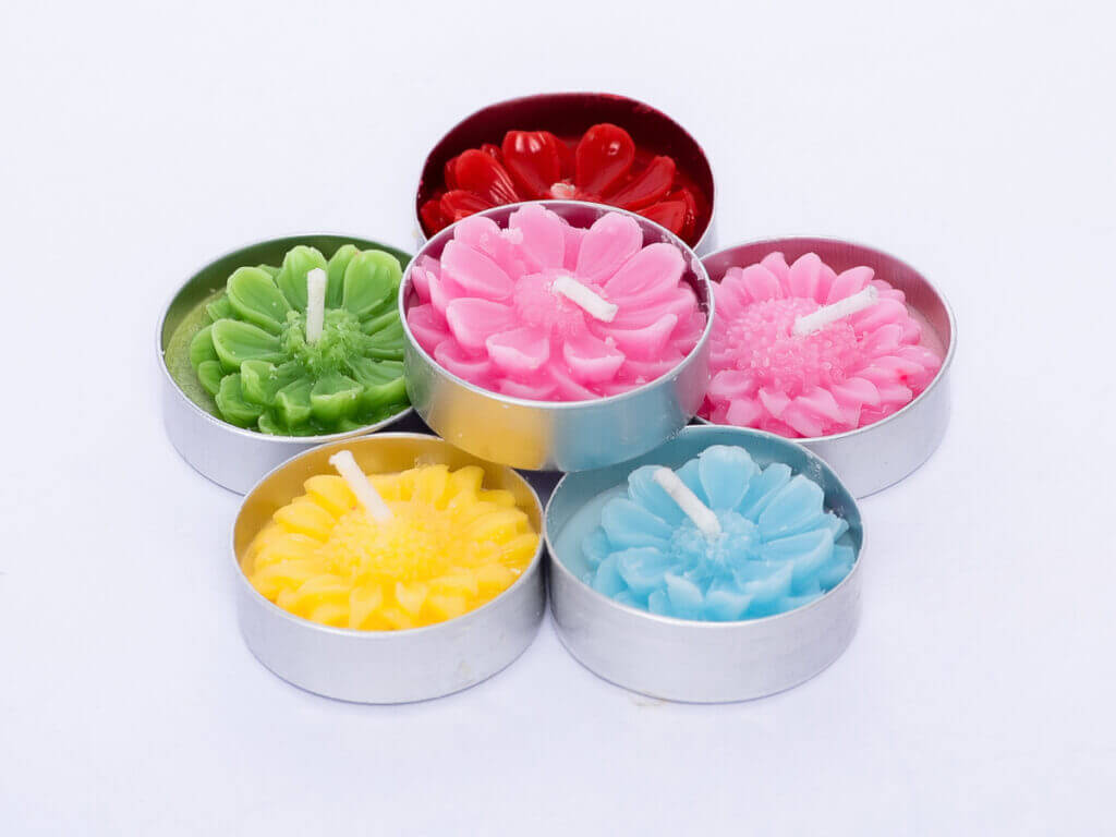 Thường được làm từ sáp cọ hoặc sáp ong tự nhiên, nến tealight rất an toàn khi sử dụng