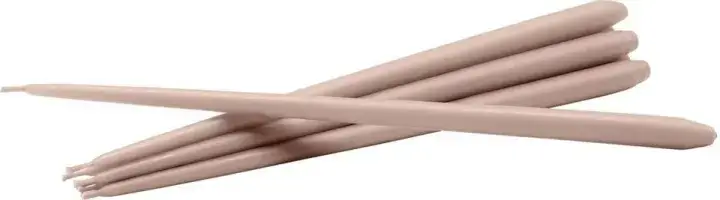 Loại nến này kết hợp giữa vẻ đẹp cổ điển và sự hiện đại, thường được đặt xen kẽ với các chiều cao khác nhau để tạo ra một không gian trang trọng và ấm áp