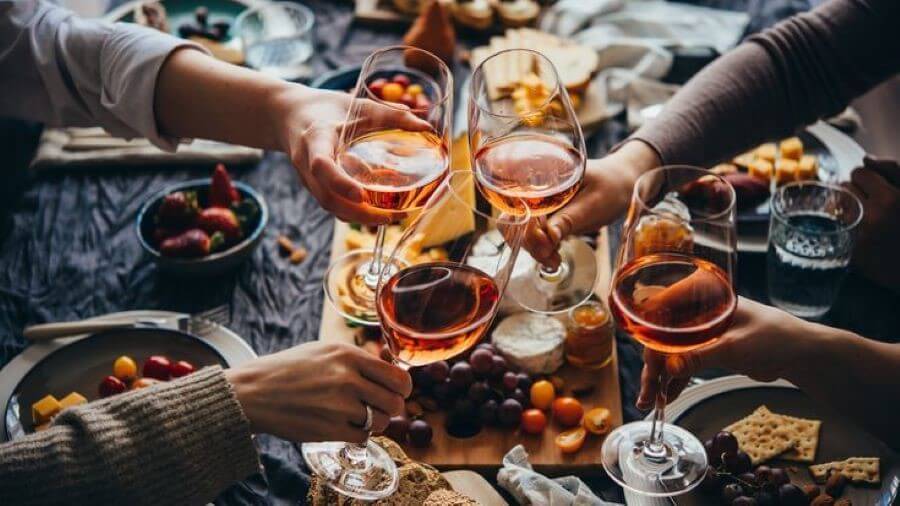 Tại phương Tây, Tết Dương lịch là thời điểm để mọi người sum vầy và chào đón năm mới