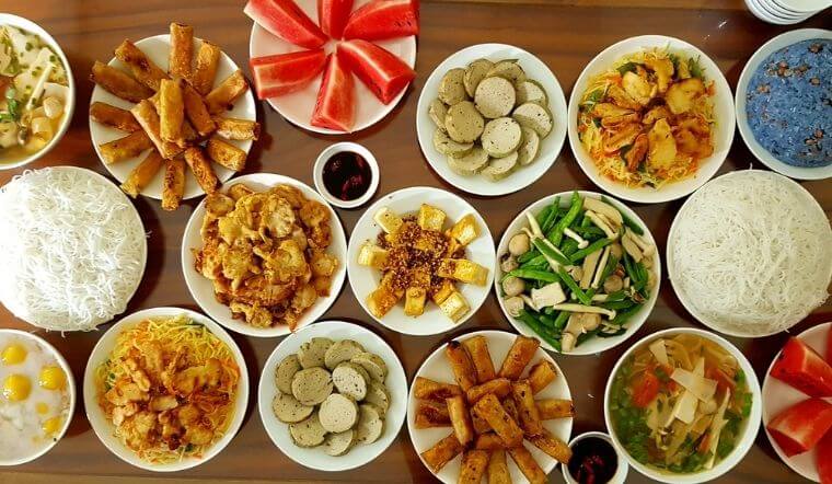 Các món ăn quen thuộc trong gia đình như thịt bò xào cần tây, miến xào hải sản, rau củ xào thập cẩm, và nhiều món khác
