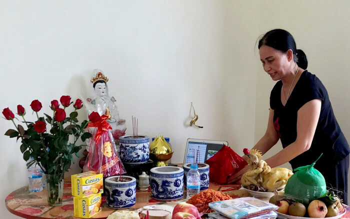 Khi tiến hành lau dọn bàn thờ, bạn nên cẩn thận để tránh làm đổ vỡ