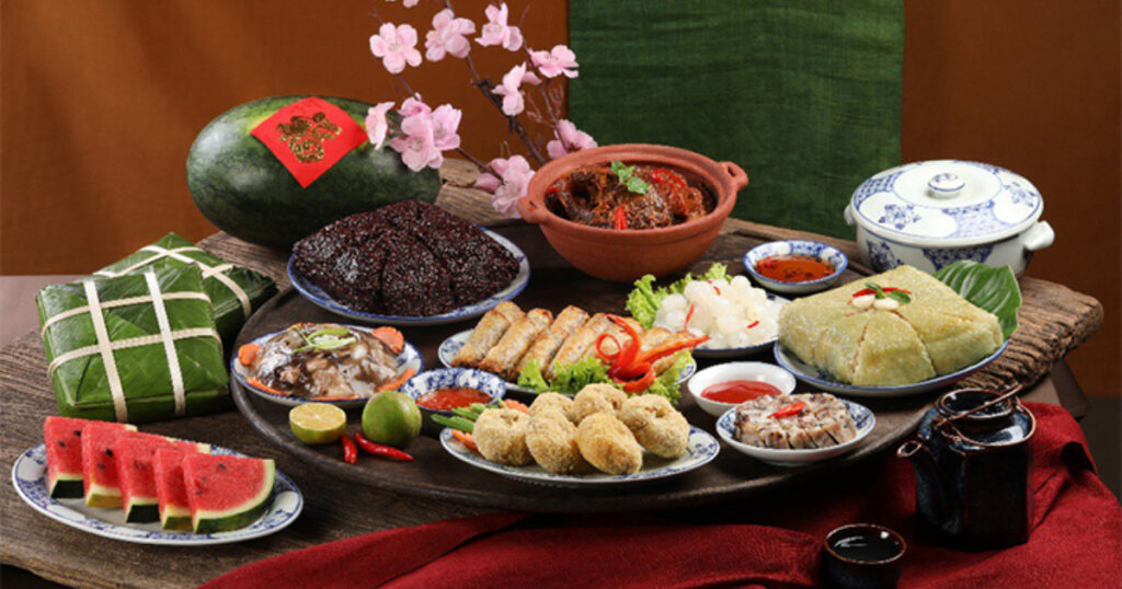 Các món ăn quen thuộc trong gia đình như thịt bò xào cần tây, miến xào hải sản, rau củ xào thập cẩm, và nhiều món khác