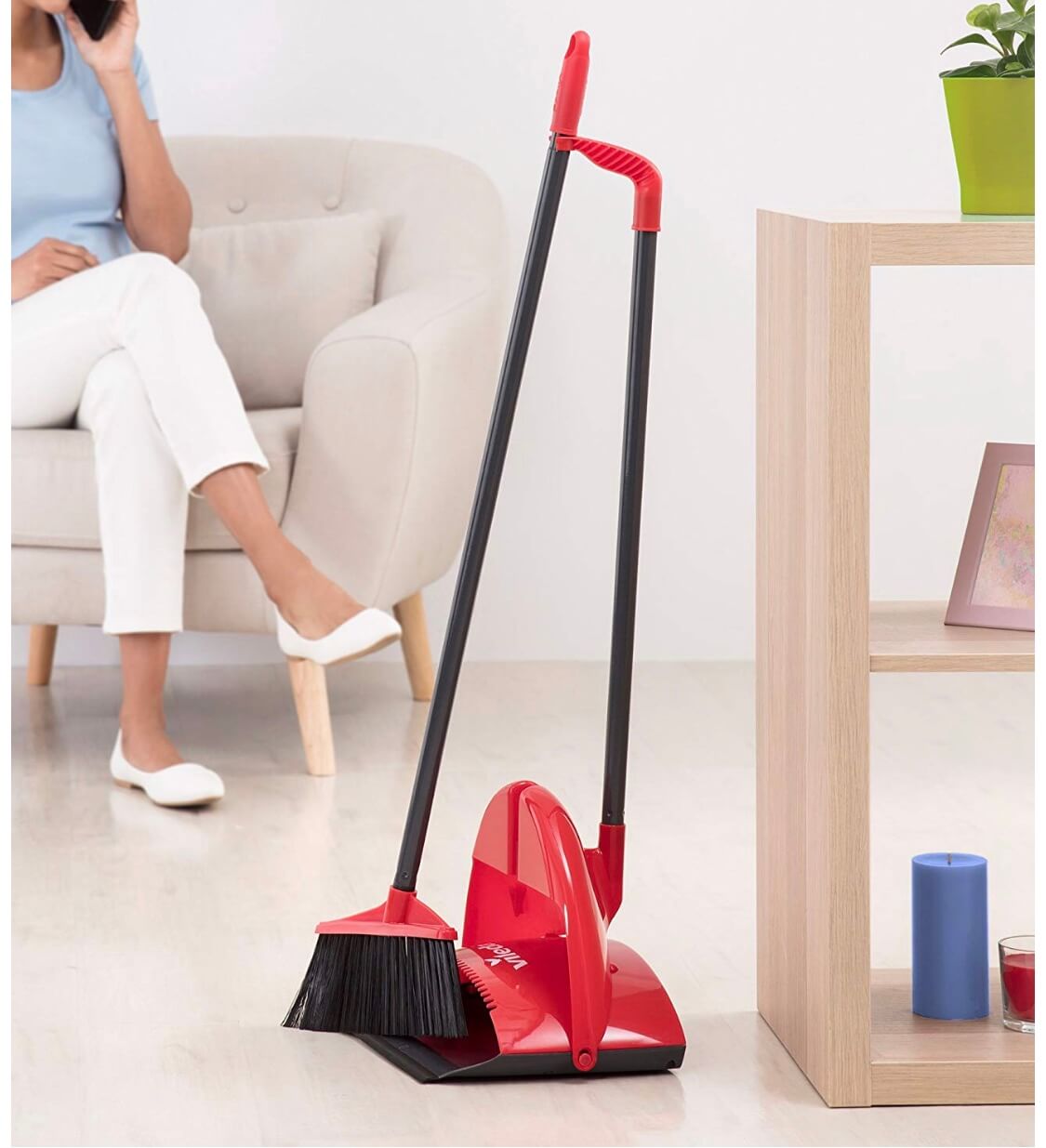 Ngày đầu năm mới là thời điểm mà trời đất ban phát phước lành, do đó, việc quét dọn hay lau nhà có thể được xem như là "quét lộc" ra khỏi không gian sống