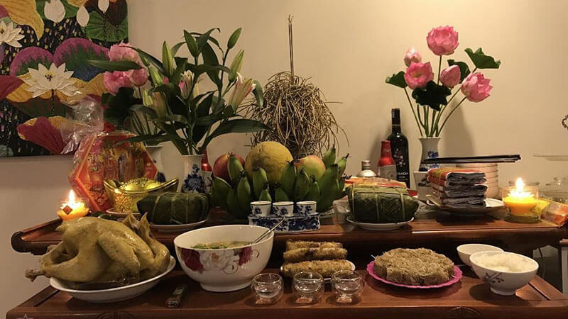 Nghi thức tạ đất đối với gia đình thường có một bàn thờ bao gồm ba lư hương: Quan Đương Xứ Thổ Địa Chính Thần, Hội đồng gia tiên và Bà Cô Tổ dòng họ