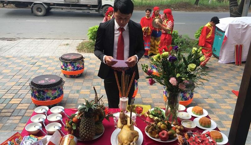 Chuẩn bị đầy đủ lễ vật theo yêu cầu và tham khảo ý kiến thầy cúng nếu cần