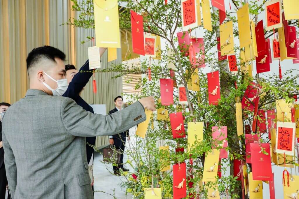Sau khi một tuần hương cháy hết, chủ lễ sẽ vái 3 lạy nữa, rồi xin lấy bộ lễ vàng mã xuống và mang đi hóa
