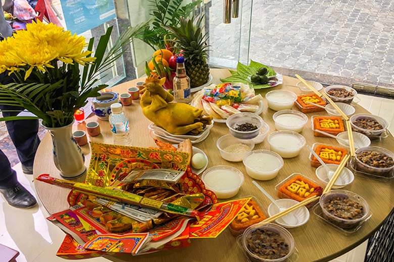 Để lễ khai trương của cơ quan, công ty diễn ra thuận lợi và thành công, việc chuẩn bị các lễ vật cần thiết một cách đầy đủ và thành tâm là rất quan trọng