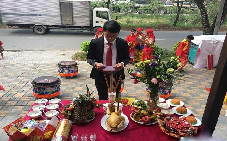 Khi đến giờ, bạn thắp đèn, đốt nhang và khấn 3 vái, sau đó cắm hương và đọc bài văn khấn theo đúng nghi thức