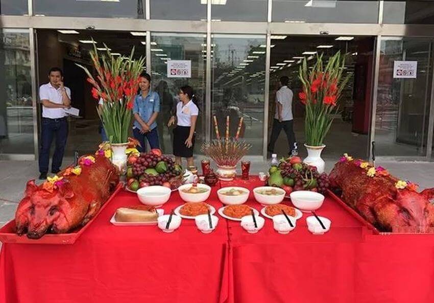 Lễ cúng khai trương là một nghi thức quan trọng, nhằm thông báo và xin phép các thần linh cai quản khu vực, như Thổ Công, Thổ Địa