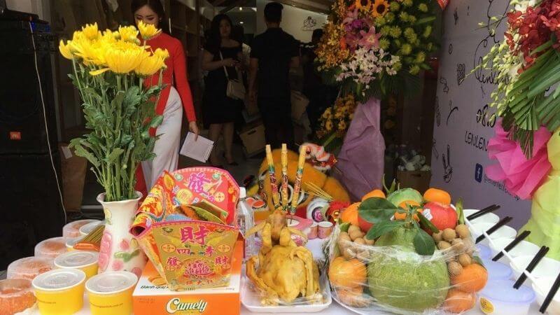 Ngày khai trương không chỉ là sự kiện quan trọng mà còn là dịp để cầu xin sự che chở, phù hộ từ Thần linh, giúp việc buôn bán sau này được thuận lợi
