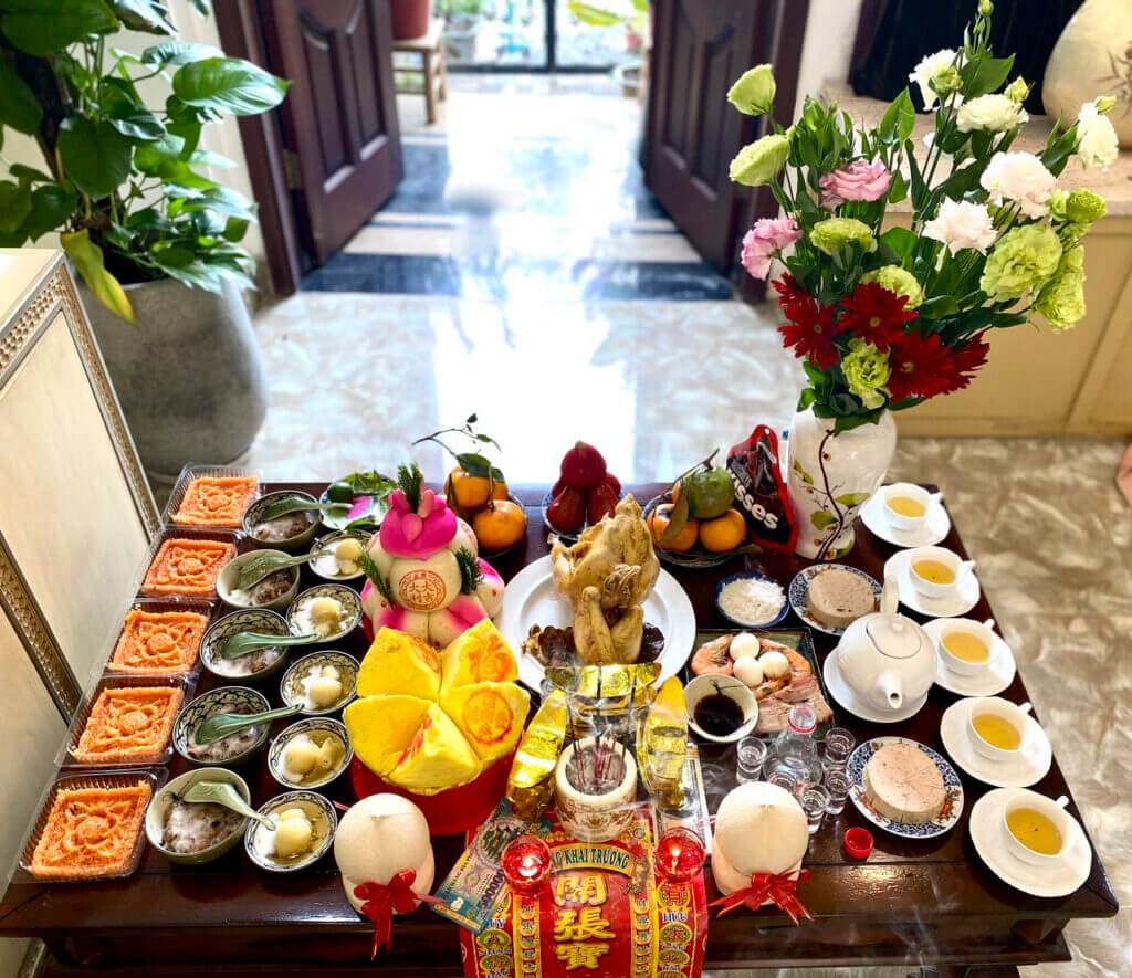 Thông thường, lễ cúng khai trương được tổ chức ở khu vực sân ngoài của cơ sở, và không ít người bối rối khi xác định xem nên quay mặt ra ngoài hay quay vào trong