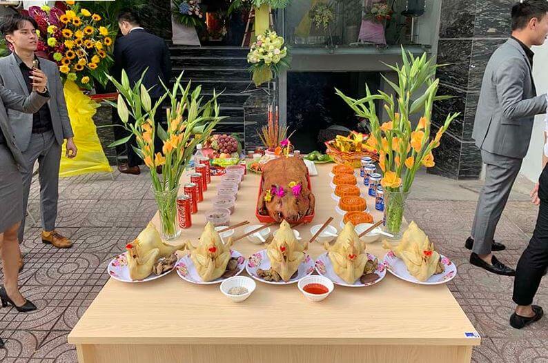 Trong phong thủy, giống như việc chọn hướng nhà, việc chọn hướng cúng khai trương cũng cần phải phù hợp với mệnh và tuổi của gia chủ