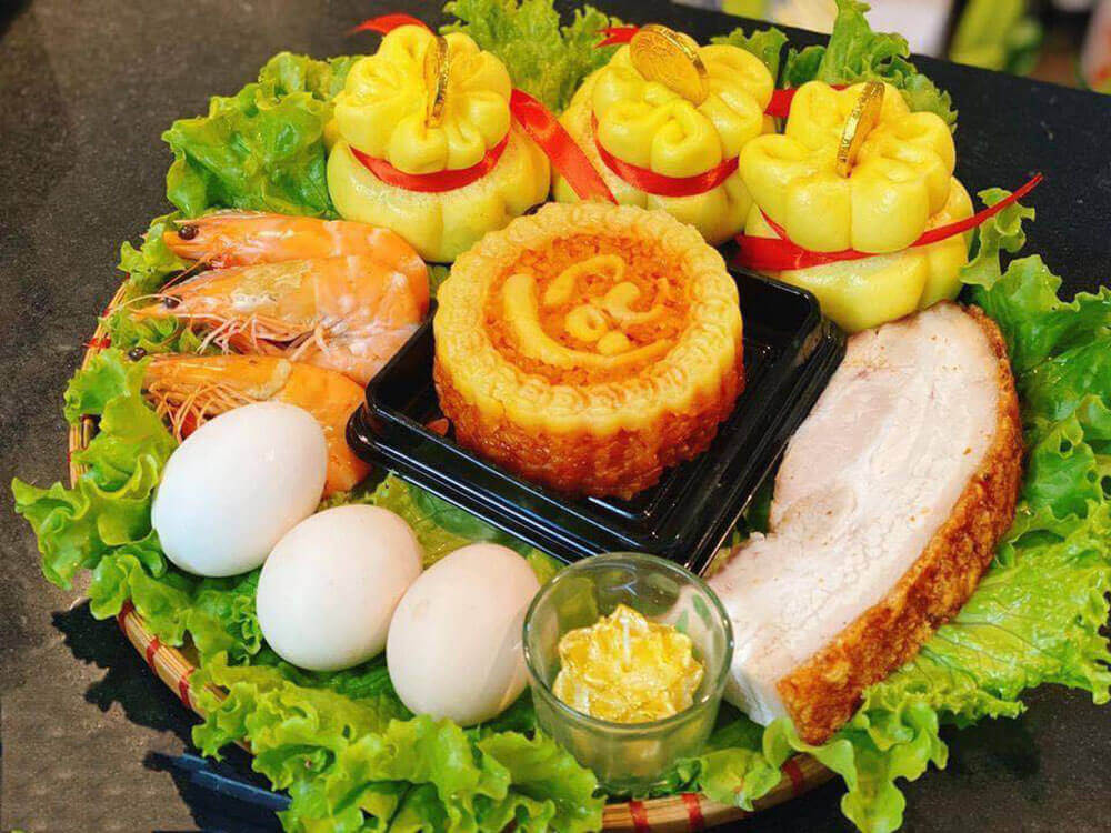Tùy theo từng gia chủ, mâm cúng Thần Tài có thể bao gồm thêm các vật phẩm như xôi, bánh, kẹo