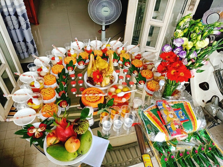 Việc cắm hoa cho lễ thôi nôi, vừa đẹp mắt vừa ý nghĩa, cũng là một trong những khâu chuẩn bị cần thiết không thể thiếu