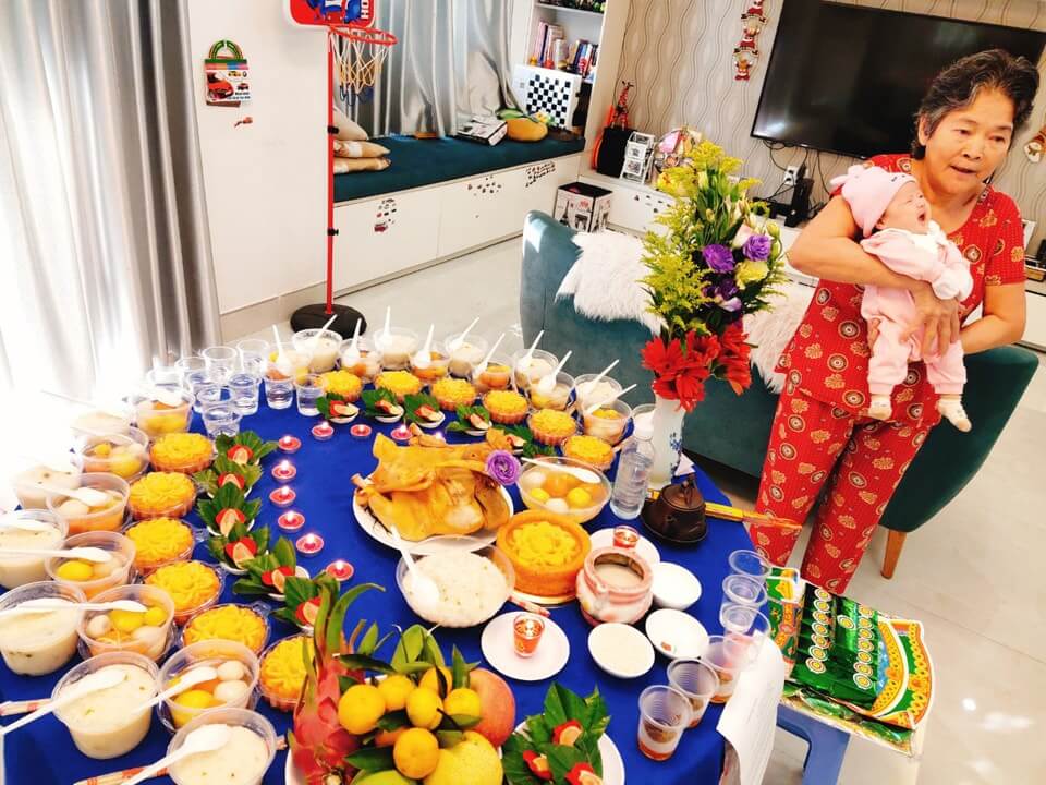 Nếu gia đình không thể tổ chức vào ngày bé tròn 1 tuổi, hãy lựa chọn một ngày khác thuận tiện để gia đình sum vầy và đoàn tụ