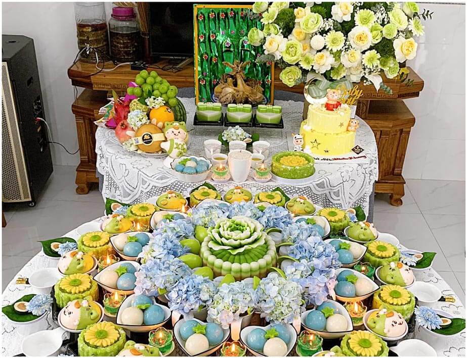Việc tổ chức lễ cúng thôi nôi trong nhà hay ngoài sân thường phụ thuộc vào nhiều yếu tố, bao gồm phong tục tập quán của từng vùng miền cũng như điều kiện cụ thể của gia đình